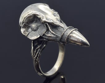Anillo de calavera de cuervo en plata de ley oxidada, joyería nórdica de aves.