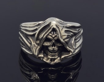 Anello gotico con teschio Memento Mori: gioiello unico in argento