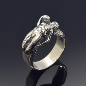 Anillo de plata con abrazo de pareja romántica, anillo de besos de amantes, diseño escultural de pareja hecho a mano, pieza de joyería con estilo para amantes
