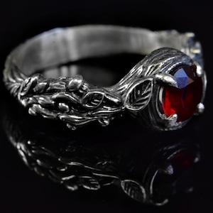 Bague de fiançailles brindille tressée délicate, bague branche de grenat, bague grenat femme, bague nature pour elle, bague en argent sterling, cadeau pour petite amie