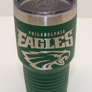 Pu&ograve; includere: Un bicchiere termico verde bosco con bordo in acciaio inossidabile e coperchio in plastica trasparente con il logo Polar Camel. La parte anteriore del bicchiere &egrave; incisa al laser con il nome della squadra Philadelphia Eagles e il logo dell'aquila.