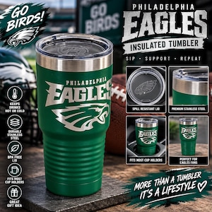 Pu&ograve; includere: Un bicchiere termico in acciaio inossidabile verde con il logo e la scritta Philadelphia Eagles. Il bicchiere presenta una base scanalata, un coperchio trasparente a prova di perdite ed &egrave; progettato per adattarsi ai portabicchieri standard.