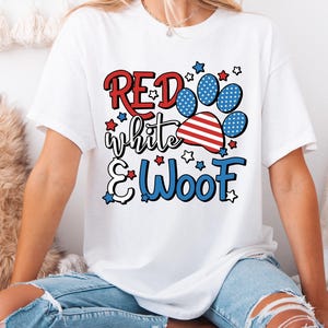 Maglietta rossa, bianca e woof, maglietta American Dog Mama, maglietta con bandiera americana, maglietta per cani del 4 luglio, felpa per il Giorno dell&#39;Indipendenza 2025