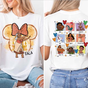 Puede incluir: Camiseta blanca con un gr&aacute;fico de una mujer con un lazo rojo y el texto "Tala". La parte posterior de la camiseta presenta una cuadr&iacute;cula de im&aacute;genes de personajes de la pel&iacute;cula Moana.
