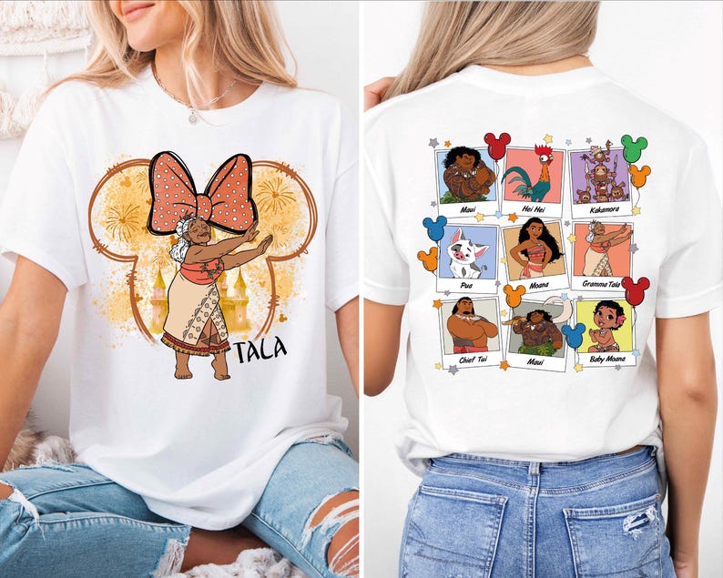 Puede incluir: Camiseta blanca con un gr&aacute;fico de una mujer con un lazo rojo y el texto "Tala". La parte posterior de la camiseta presenta una cuadr&iacute;cula de im&aacute;genes de personajes de la pel&iacute;cula Moana.