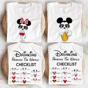 Könnte beinhalten: Zwei weiße T-Shirts mit einer Trink-Checkliste für die ganze Welt. Ein Shirt zeigt Mickey Mouse mit einem Bier und das andere Minnie Mouse mit einem Glas Wein. Beide Shirts haben eine Checkliste mit Ländern, Flaggen und einem Kontrollkästchen neben jedem.