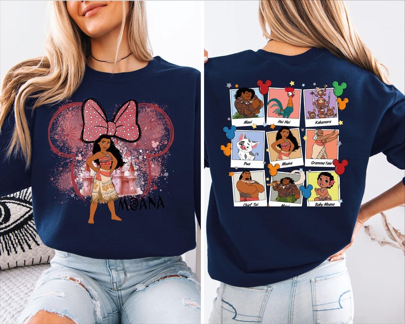 Puede incluir: Una sudadera azul marino con un lazo rosa y una imagen de dibujos animados de Moana de la pel&iacute;cula de Disney Moana. La parte posterior de la sudadera presenta una cuadr&iacute;cula de im&aacute;genes de dibujos animados de personajes de la pel&iacute;cula.