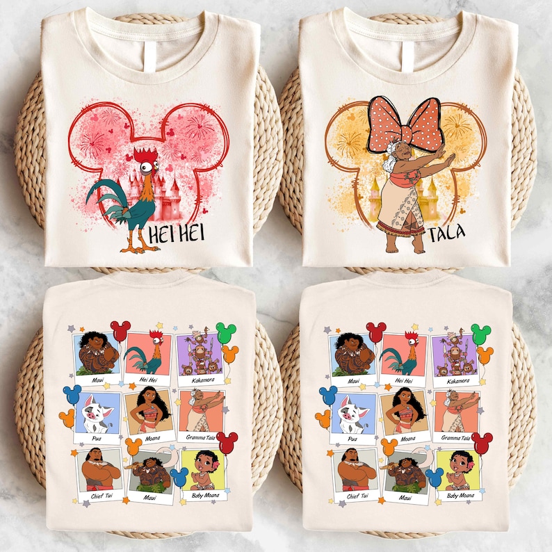 Puede incluir: Cuatro camisetas beis con tem&aacute;tica de Moana. La primera camiseta presenta un gallo con el texto "Hei Hei". La segunda camiseta presenta una mujer con un lazo y el texto "Tala". La tercera y cuarta camiseta presentan un collage de personajes de Moana en un marco de oreja de Mickey.