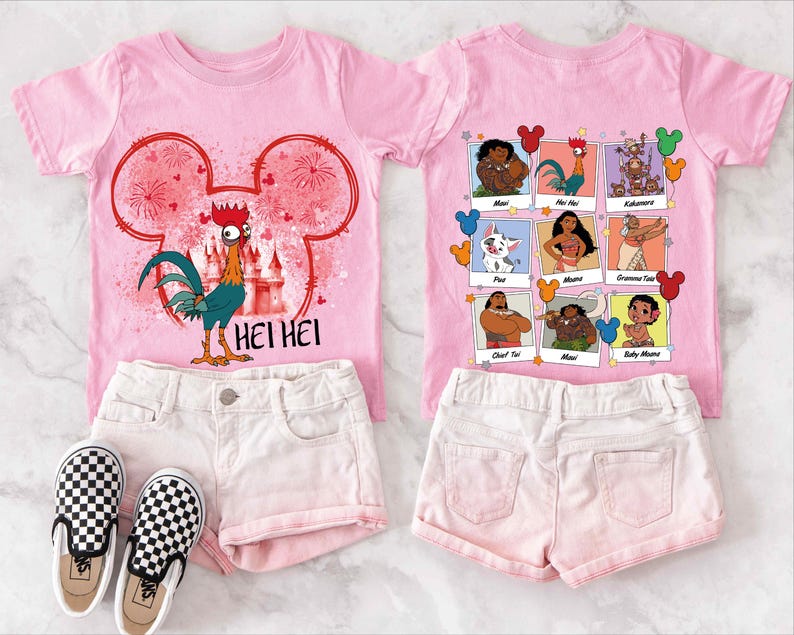 Puede incluir: Camiseta rosa con un gallo de dibujos animados y el texto "Hei Hei" en la parte delantera. La parte posterior de la camiseta presenta una cuadr&iacute;cula de personajes de dibujos animados de la pel&iacute;cula Moana. La camiseta se combina con pantalones cortos de mezclilla blancos.