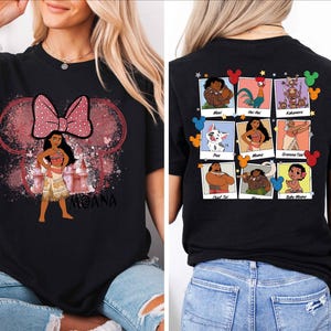 Puede incluir: Camiseta negra con un lazo rojo y una imagen de dibujos animados de Moana de la pel&iacute;cula de Disney Moana. La parte posterior de la camiseta presenta una cuadr&iacute;cula de im&aacute;genes de personajes de la pel&iacute;cula, incluidos Maui, Hei Hei, Pua y Gramma Tala. El texto "Moana" est&aacute; impreso en la parte delantera de la camiseta.