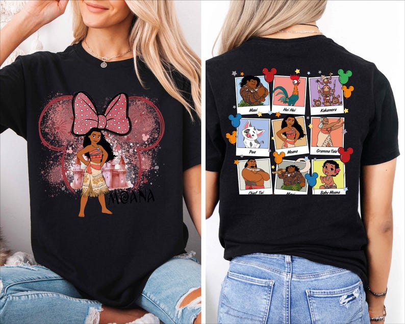 Puede incluir: Camiseta negra con un lazo rojo y una imagen de dibujos animados de Moana de la pel&iacute;cula de Disney Moana. La parte posterior de la camiseta presenta una cuadr&iacute;cula de im&aacute;genes de personajes de la pel&iacute;cula, incluidos Maui, Hei Hei, Pua y Gramma Tala. El texto "Moana" est&aacute; impreso en la parte delantera de la camiseta.