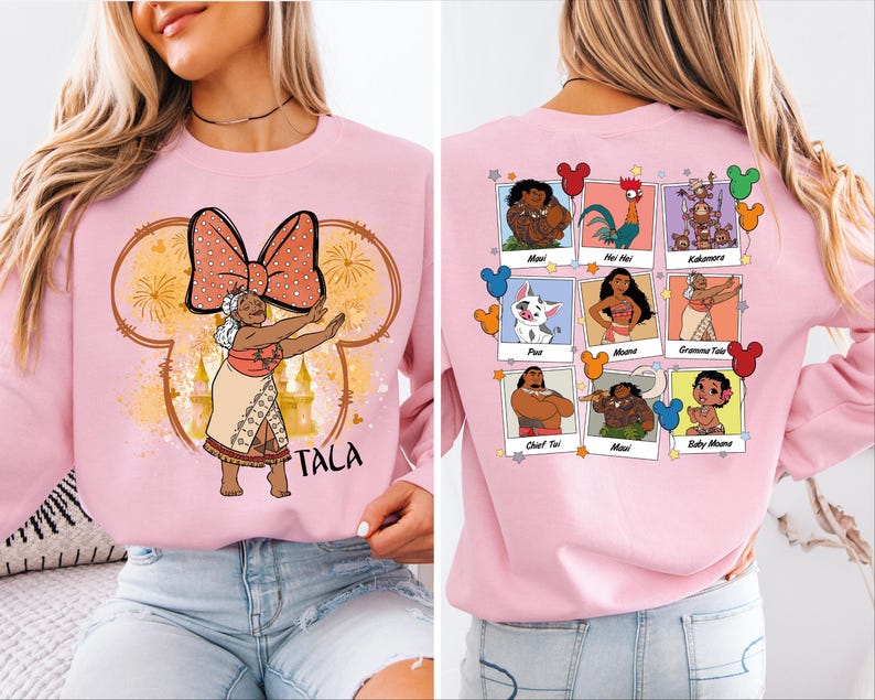 Puede incluir: Sudadera rosa con un gr&aacute;fico de un personaje de Disney en la parte delantera y un collage de personajes de Disney en la parte trasera. El gr&aacute;fico de la parte delantera presenta a una mujer con un lazo en la cabeza y el texto "Tala". El gr&aacute;fico de la parte trasera presenta un collage de personajes de Disney de la pel&iacute;cula Moana, incluyendo a Maui, Moana, Pua, Hei Hei, Gramma Tala, Chief Tui y Baby Moana.