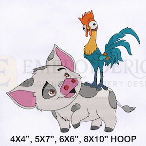 Puede incluir: Un cerdo gris con orejas rosas y un gallo con cola azul y cabeza naranja de pie sobre su espalda. El gallo tiene una expresión de sorpresa y mira hacia la derecha. El cerdo sonríe y mira hacia la izquierda. El texto "4X4", "5X7", "6X6", "8X10" HOOP" está en la parte inferior de la imagen.