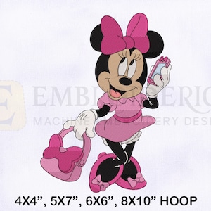 Può includere: Disegno ricamato rosa e nero di un personaggio di topo dei cartoni animati che tiene un telefono cellulare rosa e una borsa rosa. Il topo indossa un vestito rosa con un fiocco rosa nei capelli. Il testo "4X4", "5X7", "6X6", "8X10" HOOP" è nella parte inferiore dell'immagine.