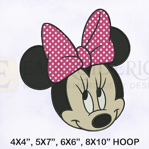 Pode incluir: Desenho bordado do rosto da Minnie Mouse com um laço rosa de bolinhas. O desenho é adequado para aros de bordado que medem 4x4 polegadas, 5x7 polegadas, 6x6 polegadas e 8x10 polegadas.