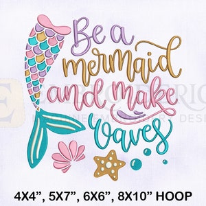 Puede incluir: Diseño bordado con una cola de sirena con escamas rosas, moradas y azul verdoso. El texto "Be a mermaid and make waves" está escrito en una fuente caprichosa.