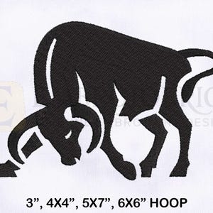 Könnte beinhalten: Schwarze Silhouette eines Bullen mit gesenktem Kopf, der nach links schaut. Der Bulle ist schwarz umrandet und vor einem weißen Hintergrund platziert. Das Bild ist mit "3", "4X4", "5X7", "6X6" HOOP" beschriftet.