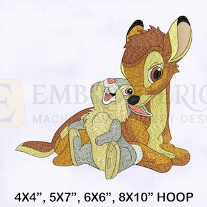 Könnte beinhalten: Stickerei mit einem braunen Reh und einem grauen Kaninchen, die sich umarmen. Das Design ist für einen 4x4, 5x7, 6x6 oder 8x10 Zoll großen Rahmen geeignet.