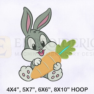 Op de afbeelding: Een grijs cartoonkonijn met roze oren zit en houdt een grote oranje wortel vast met groene bladeren. Het konijn heeft een gelukkige uitdrukking op zijn gezicht. De afbeelding is voor borduurmotieven en is verkrijgbaar in de maten 4x4, 5x7, 6x6 en 8x10.
