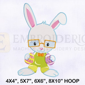 Puede incluir: Un conejo blanco con gafas y un atuendo verde sostiene dos huevos de Pascua coloridos. El conejo está sosteniendo los huevos en sus patas. El texto "4X4", "5X7", "6X6", "8X10" HOOP" está en la parte inferior de la imagen.