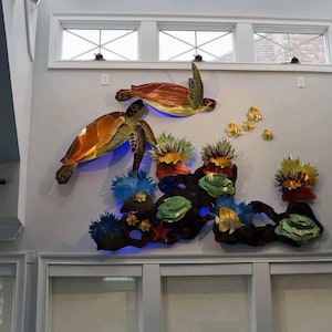 Recife Tortuga: esculturas vibrantes de tartarugas marinhas em meio a um país das maravilhas dos corais - arte em parede de metal