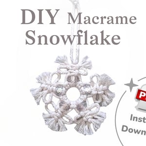 Könnte beinhalten: Ein weißer Makramee-Schneeflocken-Anhänger mit einem Perlenmittelpunkt. Der Anhänger hängt an einer weißen Schnur. Der Text "DIY Macrame Snowflake" befindet sich über dem Anhänger. Der Text "PDF Sofort-Download" befindet sich unter dem Anhänger.