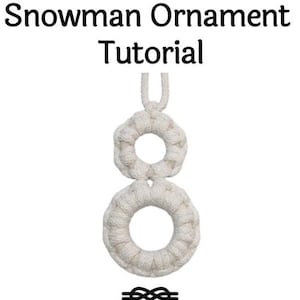 Puede incluir: Un tutorial de adorno de muñeco de nieve de macramé. El muñeco de nieve está hecho de cuerda blanquecina, con dos secciones circulares apiladas una encima de la otra. El texto "MACRAME Snowman Ornament Tutorial" está en la parte superior. El texto inferior dice "MERRITT MACRAME".