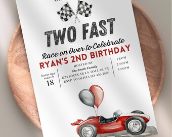 Op de afbeelding: Een verjaardagsuitnodiging met een racethema. De tekst luidt "TWO FAST" en "RYAN'S 2ND BIRTHDAY". Een rode raceauto met ballonnen staat onderaan. De uitnodiging heeft een witte achtergrond.