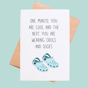 Une minute, vous êtes cool et la suivante, vous portez des crocs et des chaussettes, une carte d'anniversaire amusante, une carte d'anniversaire pleine d'esprit, une vieille carte d'anniversaire.