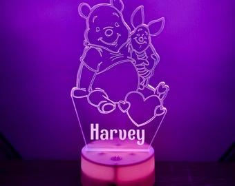 Gepersonaliseerde Winnie de Poeh-nachtlampje – Veelkleurige led-kinderkamerdecoratie