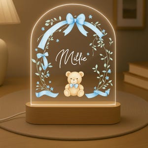 Personlig nattlampa för barnkammaren: Graverad björnlampa i akryl med träbas