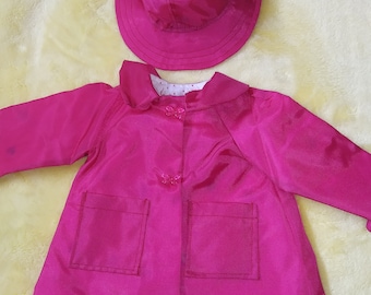 Chubasquero y sombrero a juego