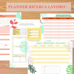 Può includere: Un planner a tema tropicale per aiutare nella ricerca di lavoro. Il planner include sezioni per prepararsi ai colloqui, tenere traccia delle candidature e tenere traccia delle informazioni di accesso per i siti web di lavoro. Il planner è stampato su carta bianca con accenti rosa, verdi e gialli.