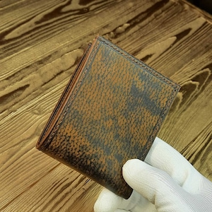 Cartera de hombre de piel hecha a mano.  Cartera plegable delgada.  Cartera personalizada. Tarjetero de piel. Cartera de lujo.
