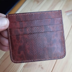 Kartenetui aus exotischem Leder.  Einzigartig dünne Mini-Geldbörse. Handgefertigter Kartenhalter. Schlanker Kartenhalter aus Schlangenleder. Kartenetui aus Schlangenleder.