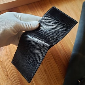 Cartera plegable de lujo negra Cartera de hombre elegante de piel de lagarto Cartera de cuero exótico Cartera de tarjeta de personalización Carteras de hombre hechas a mano