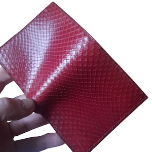 Kleine Geldbörse für Damen. Zweifach faltbares Kartenetui aus Pythonleder.  Handgefertigte vertikale Geldbörse.  Rote Geldbörse aus Kalbsleder. Kompakte Brieftasche.
