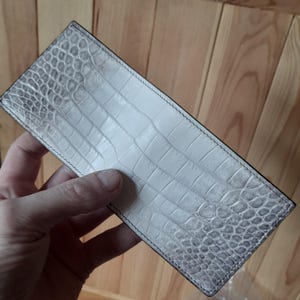Cartera de piel de caimán del Himalaya. Cartera de piel exótica de lujo. Cartera premium hecha a mano. Cartera de lujo Alran Sully en piel de caimán y chèvre.