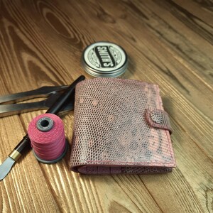 Cartera plegable para mujer. Cartera hecha a mano. Cartera plegable pequeña para mujer. Cartera de mujer de piel de lagarto color rosa. Cartera rosa de lujo. Regalo para ella.
