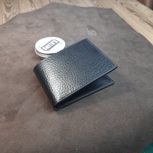 Cartera de piel negra. Cartera de hombre hecha a mano. Tarjetero plegable. Cartera pequeña de piel. Personalización. Tarjetero de piel negra.