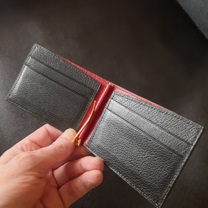 Cartera de piel negra chèvre italiana. Cartera pequeña con clip para billetes de piel negra. Cartera con bolsillo delantero. Cartera de lujo con clip para billetes. Hecho a mano.