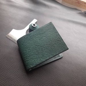 Cartera de lujo de cuero verde exótico. Cartera personalizada. Monedero tipo caja de piel de tiburón. Cartera plegable de piel de tiburón. Cartera Kard. Cartera personalizada