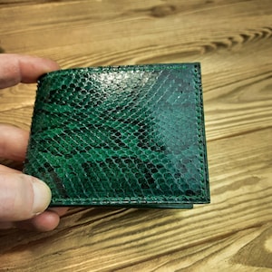 Portefeuille à deux volets en cuir exotique.  Portefeuille vert en cuir Buttero.  Portefeuille de luxe.  Portefeuille personnalisé.  Petit portefeuille fin.