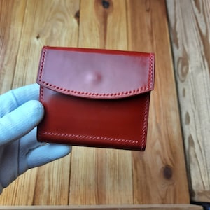 Cartera Cordovan pequeña de concha. Tarjetero para mujer de piel de lujo italiana. Cartera de mantequilla. hecho a mano. Cartera de mujer compacta. Iniciales.