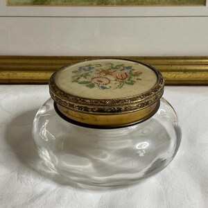 Vintage Petit Point Puderdose, mit Blumen bestickte Vanity Dish
