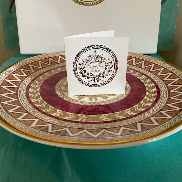 Buckingham Palace Plate, in its own box , Perfect condition, 22cm, Fine English bone china, genuine, Deep red and gilt, certificated