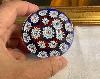 Vintage millefiori-glazen presse-papier, kleurrijke wandelstokken, sprankelende basis