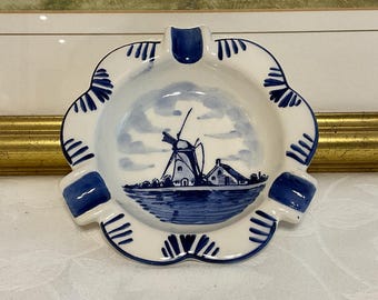 Antieke Delftse asbak, handgeschilderd windmolentafereel, gesigneerd FG