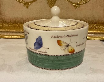 Wedgwood Sarahs Garden suikerpot, met vlinderdesign, gemaakt in Engeland.