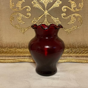 Small vintage Anchor Hocking ruffle rimmed vase, ruby red small glass vase, deep red, red theme, Christmas table decor, Valentine decor
